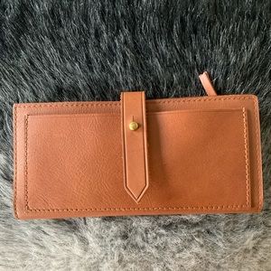 The post Madewell wallet in English saddle